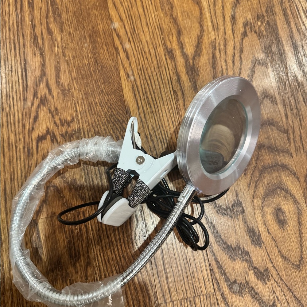 USB Clip-On Magnifying Desk Lamp (Nail Techs?)